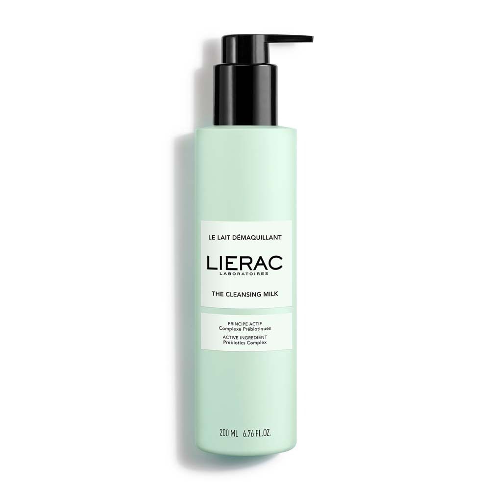 Flacon vert clair avec pompe noire. Inscription: LIERAC, The Cleansing Milk. Zone de texte avec ingrédients.