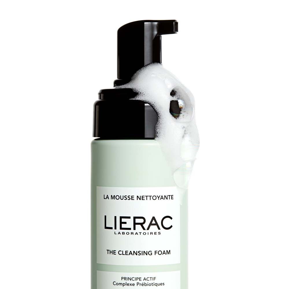Flacon vert avec pompe noire. De la mousse sort. Inscription: LIERAC, THE CLEANSING FOAM.
