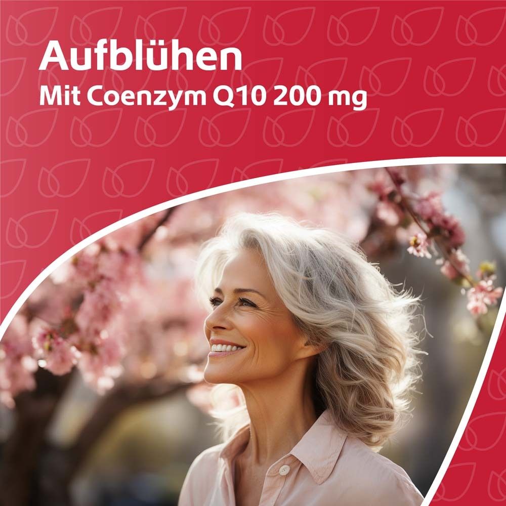 Femme souriante. Texte: Aufblühen Mit Coenzym Q10 200 mg. Fond: fleurs roses.