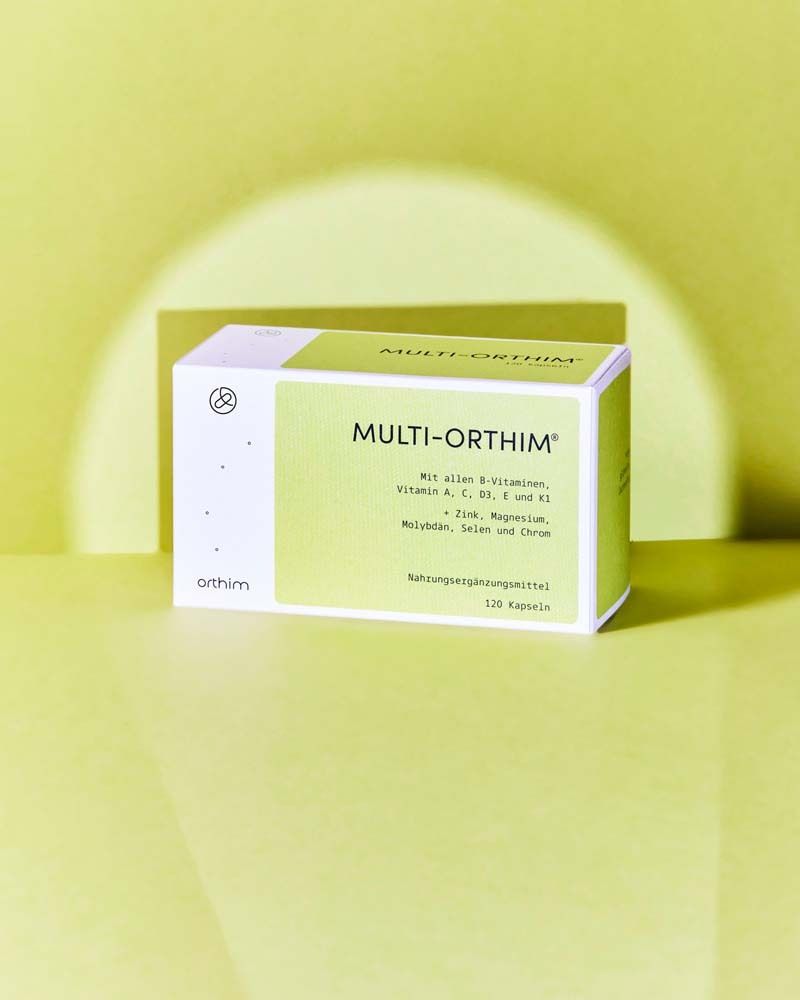 Boîte MULTI-ORTHIM® sur fond jaune. Inscription: Complément alimentaire. Contient vitamines et minéraux. 120 gélules.