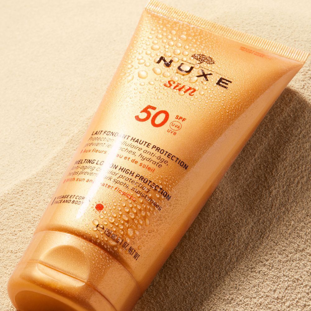 Tube orange NUXE Sun, SPF 50. Lait Solaire Fondant. Gouttes d'eau.