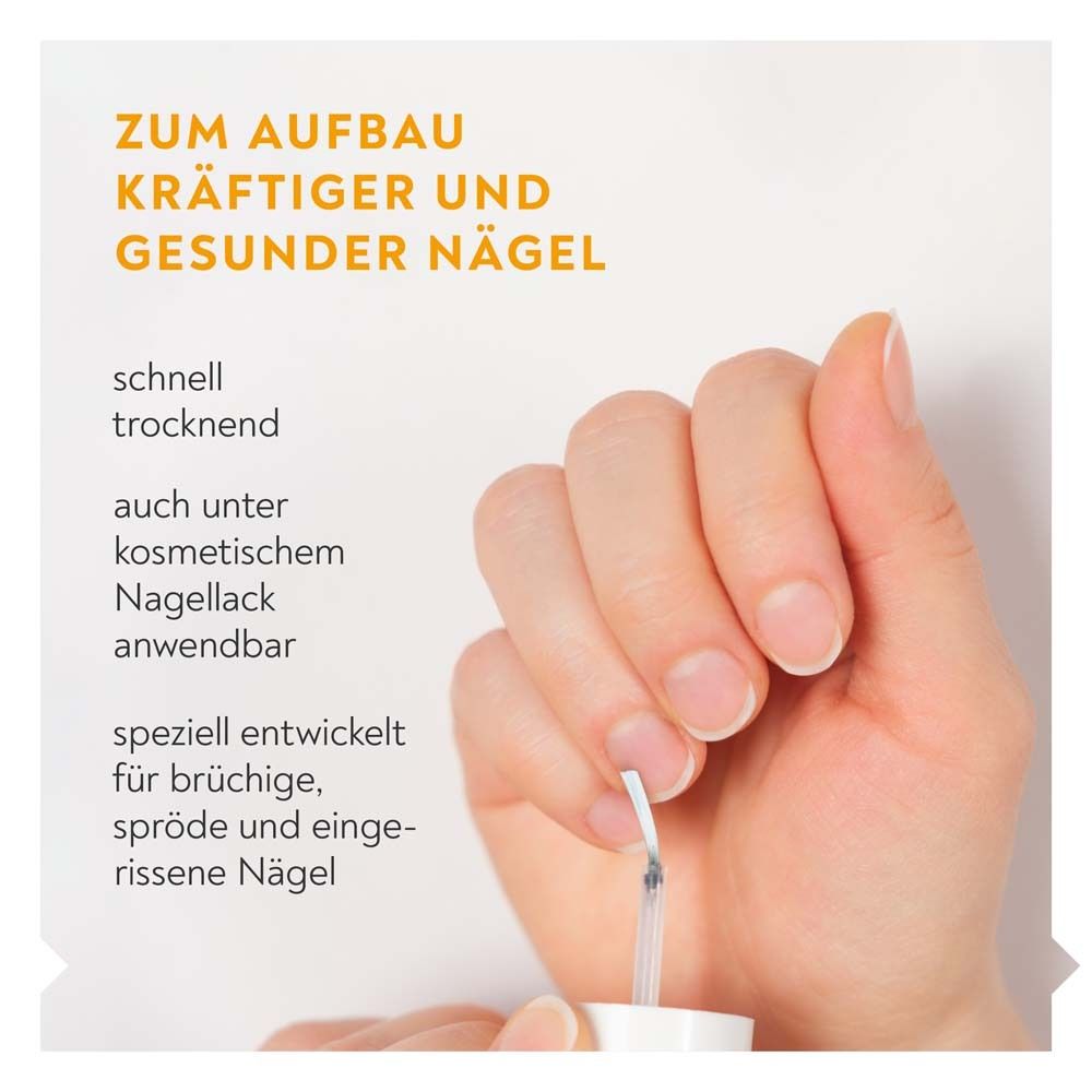 Hand mit Pinsel, der Nagelserum aufträgt. Text: Zum Aufbau kräftiger und gesunder Nägel. Schnell trocknend.