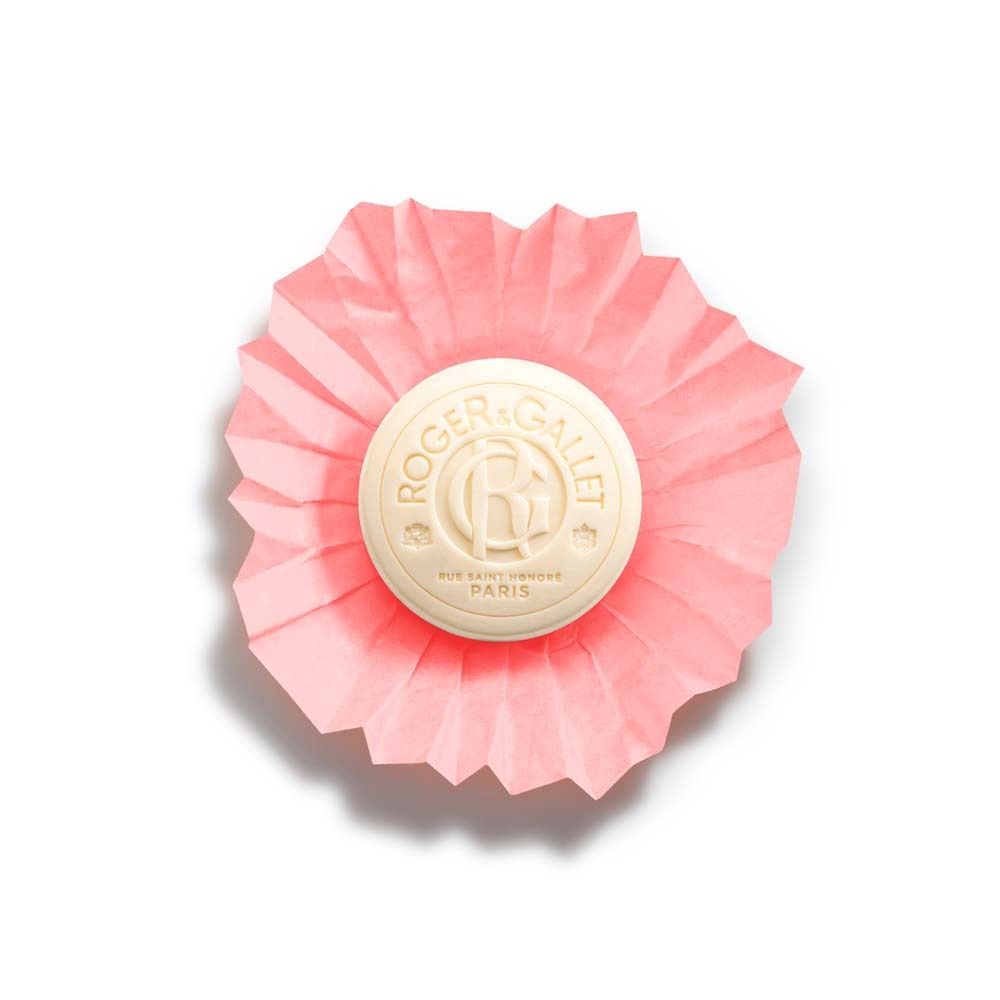 Runde Seife mit Logo ROGER&GALLET, Fleur de Figuier, auf rosa Papier. Draufsicht.