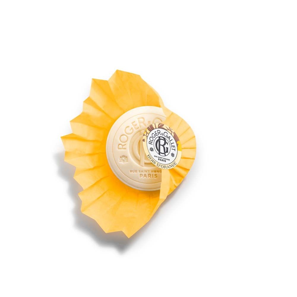 Gelbe Seife, rund, teilweise ausgepackt. Logo und Schriftzug ROGER&GALLET, Bois d'Orange.