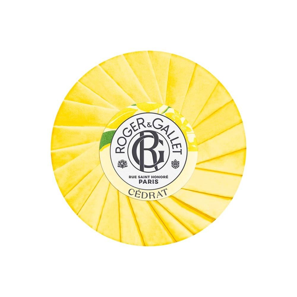Savon rond jaune emballé dans du papier. Inscriptions ROGER&GALLET, Cédrat et autres.