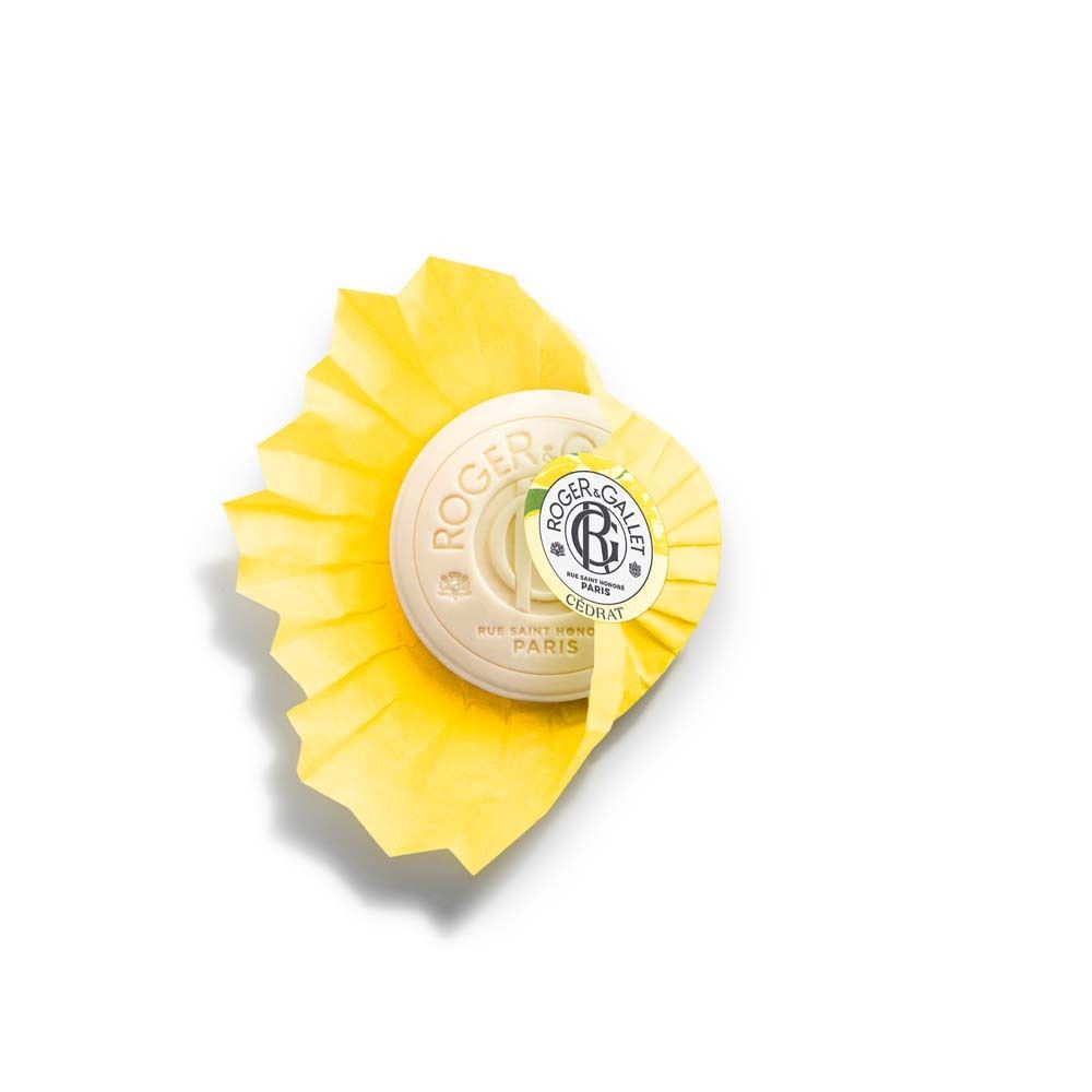 Savon rond crème avec emballage papier jaune. Inscription ROGER&GALLET.