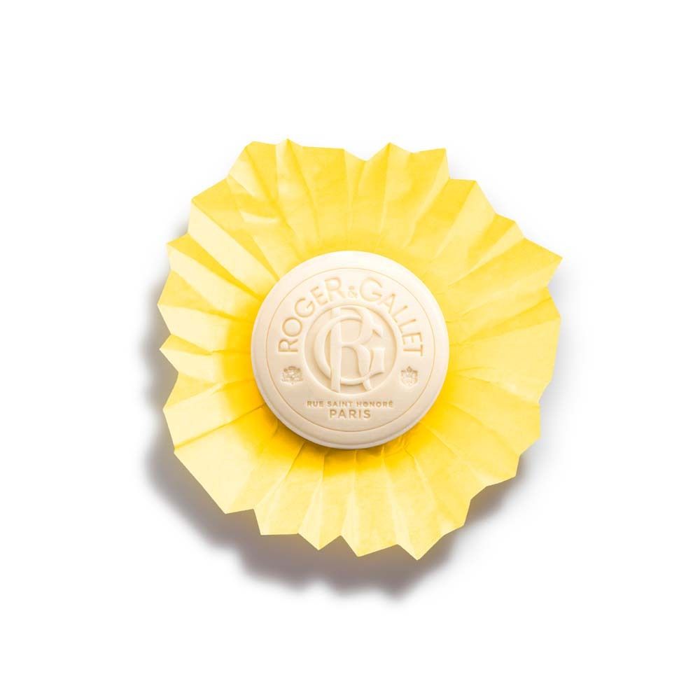 Savon rond crème avec emballage papier jaune. Inscription ROGER&GALLET.