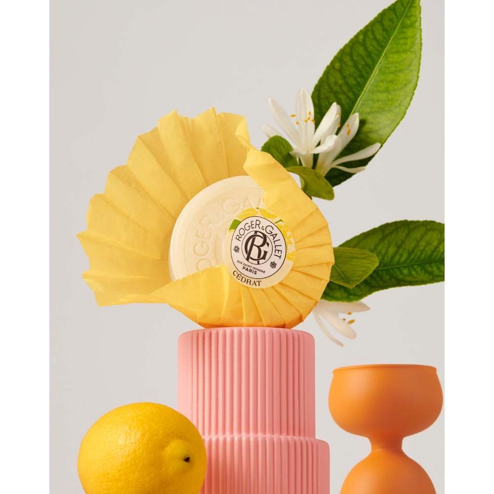 Savon jaune avec emballage papier jaune, citron et fleurs. Inscription ROGER&GALLET, Cédrat.