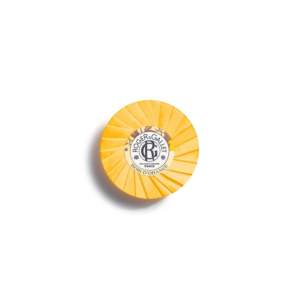 Runde, gelbe Seife in gelbem Papier. Logo ROGER&GALLET, Bois d'Orange. Auf weißem Hintergrund.
