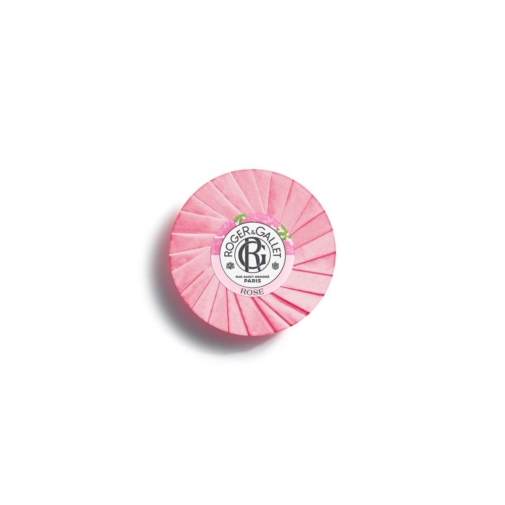 Savon rond rose emballé dans du papier rose. Logo ROGER&GALLET et inscription "Rose" sur le papier.