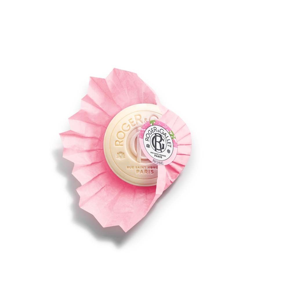 Savon rond emballé dans du papier rose. Logo ROGER&GALLET et inscription "Rose". Papier partiellement ouvert.