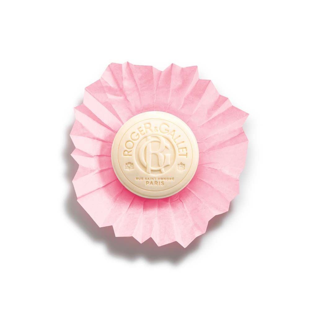 Savon rond avec logo ROGER&GALLET et inscription "Rose". Posé sur du papier rose.
