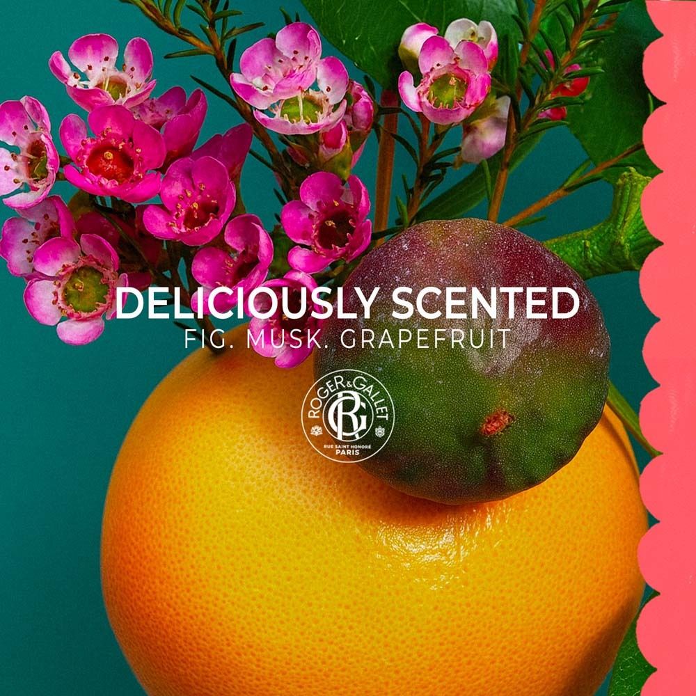 Nature morte avec pamplemousse, figue et fleurs roses. Texte : Deliciously Scented, Fig. Musk. Grapefruit. Logo ROGER&GALLET.