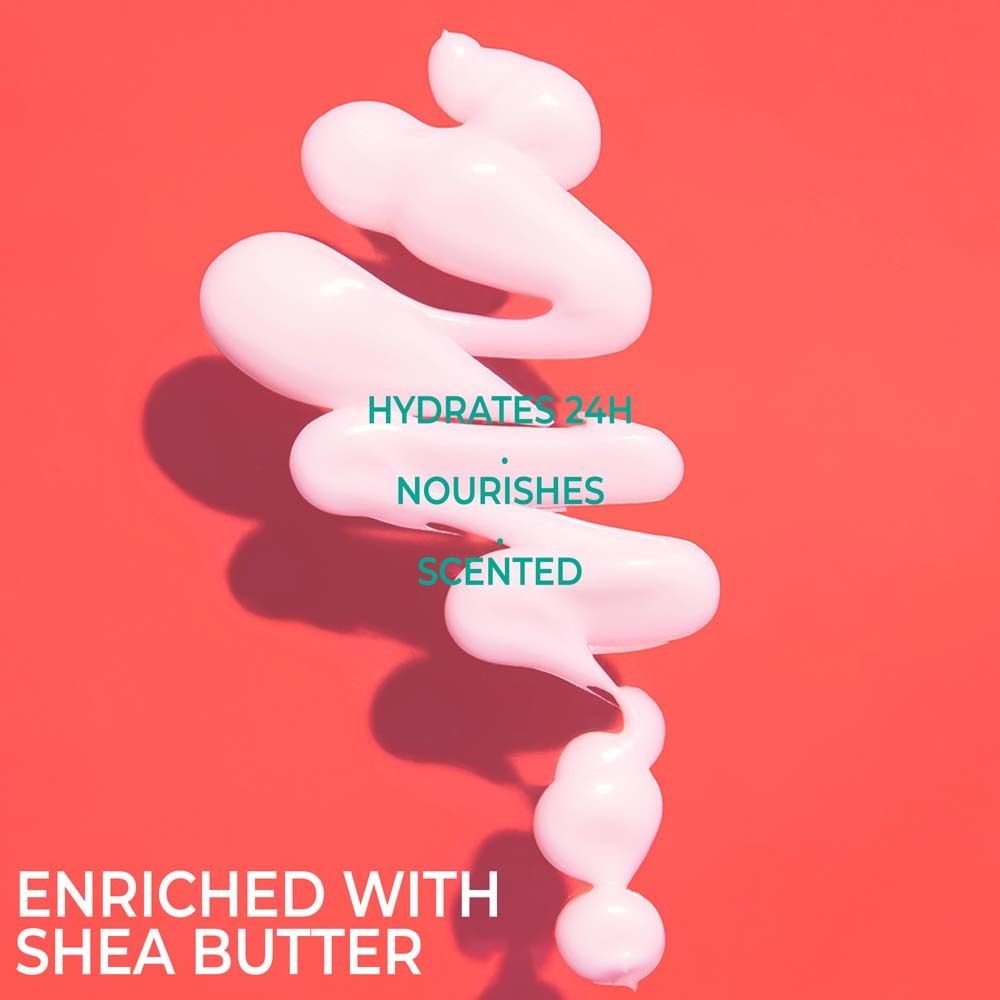 Produit blanc sur fond rouge. Texte : Hydrates 24h, Nourishes, Scented, Enriched with Shea Butter.
