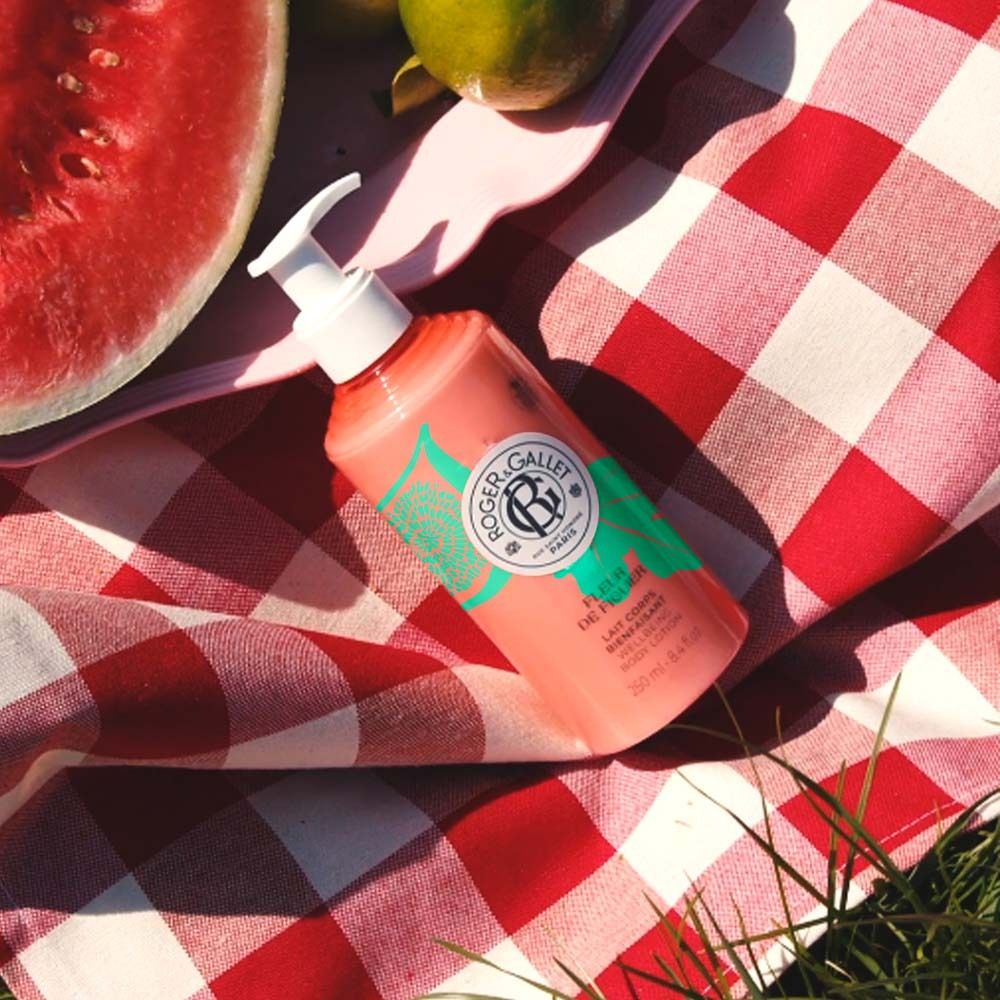 Flacon de lait corporel ROGER&GALLET Fleur de Figuier sur une nappe de pique-nique. Logo et nom du produit.