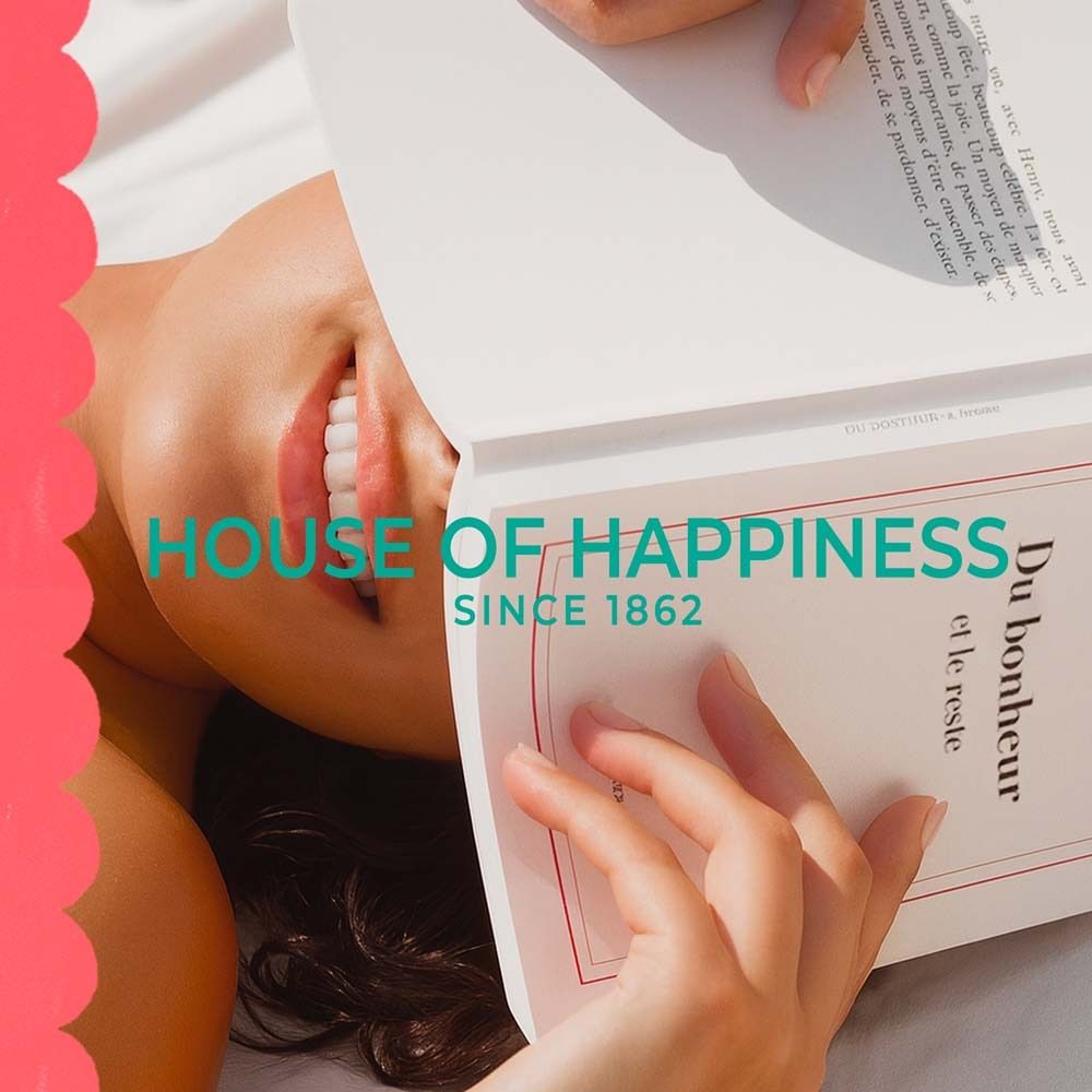 Femme lisant un livre. Texte : House of Happiness, Since 1862. Livre avec texte français.