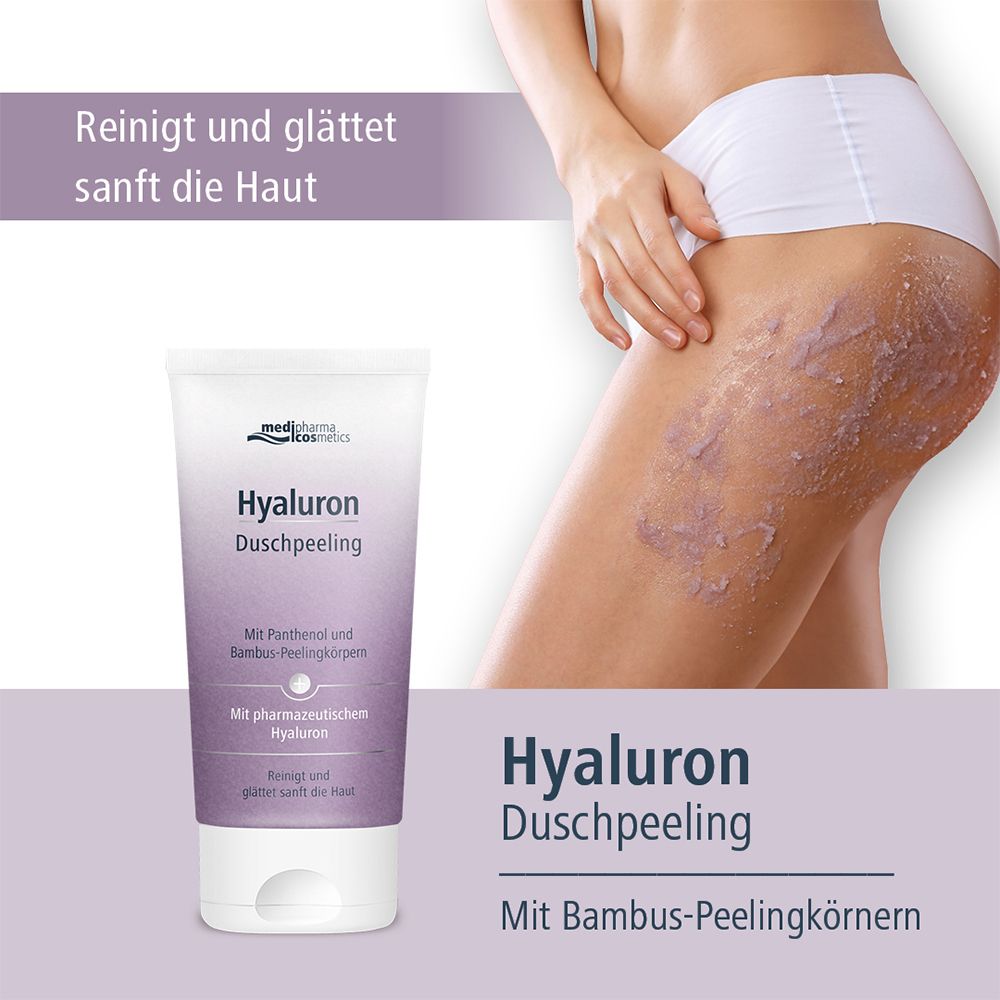 Produkt-Tube neben Bein mit aufgetragener Peeling-Substanz. Text: Hyaluron Duschpeeling. Mit Bambus-Peelingkörnern. Reinigt und glättet sanft die Haut.