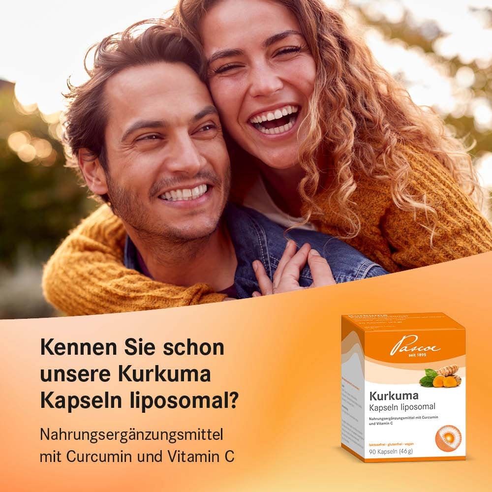 Couple riant. À côté, emballage du produit. Impression : Kurkuma Kapseln liposomal. Marque : Pascoe.