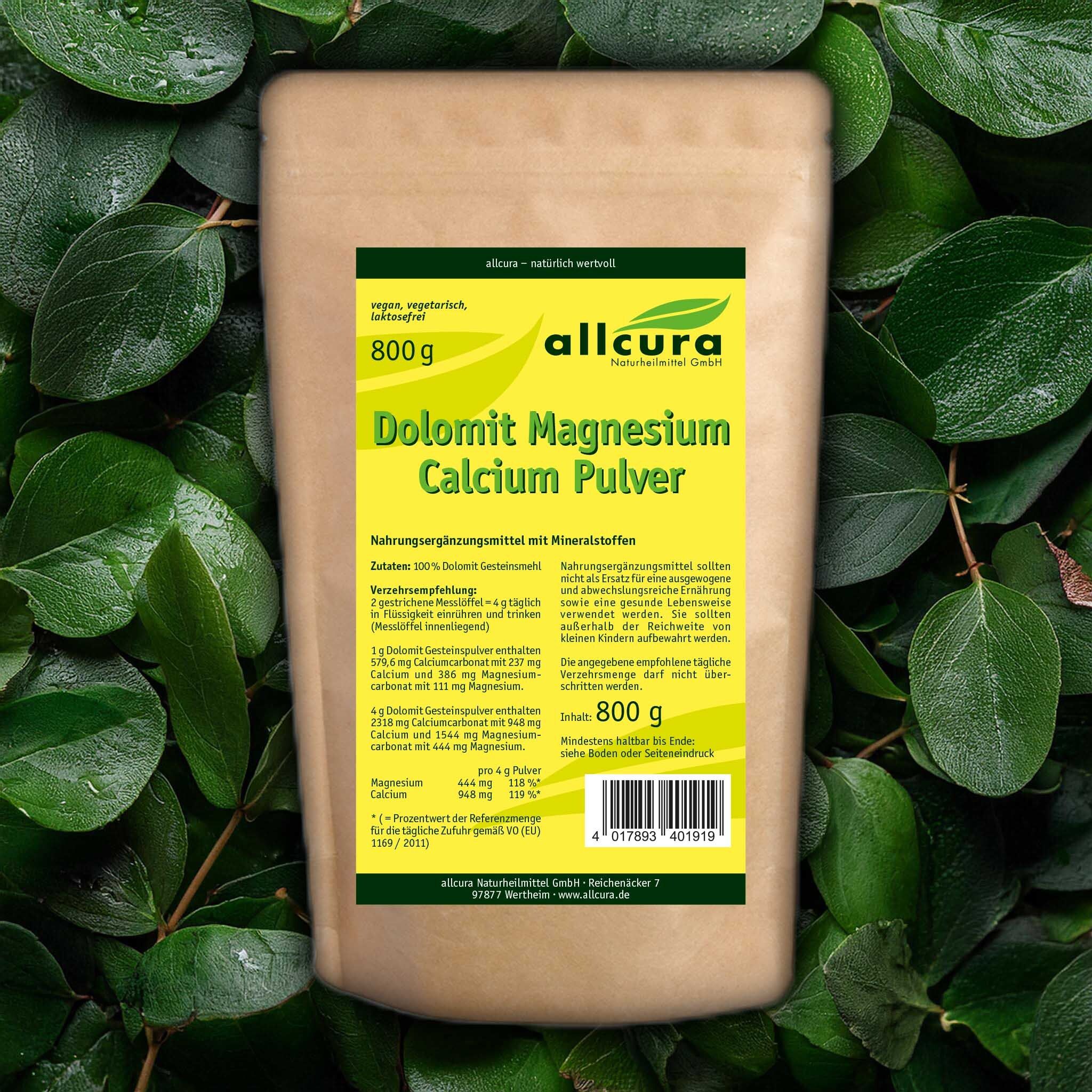 Sachet "allcura Dolomit Magnesium Calcium Pulver" devant des feuilles. 800g. Étiquette avec informations produit.