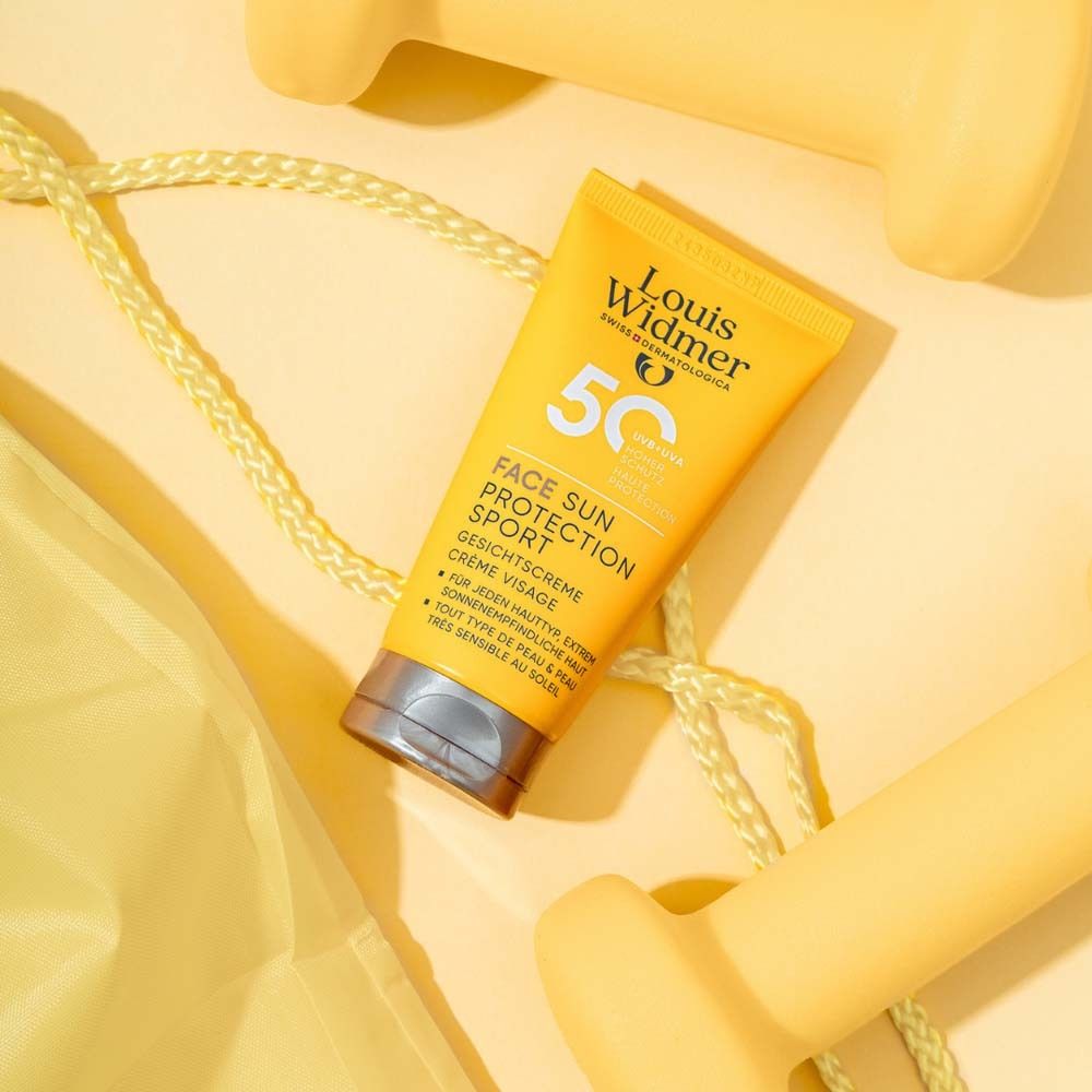 Gelbe Tube Louis Widmer Sun Protection Sport 50+ auf gelbem Hintergrund. Gesichtscreme. Sport.