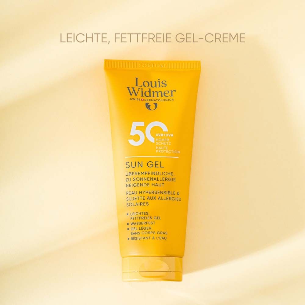 Tube de gel Louis Widmer Sun Gel 50 non parfumé. Tube jaune avec texte blanc. Croix suisse.
