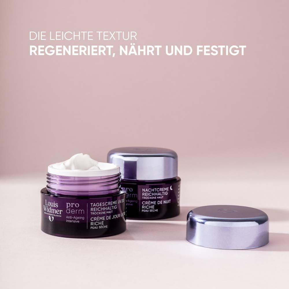 Zwei Tiegel Louis Widmer proderm Nachtcreme Reichhaltig. Ein Tiegel geöffnet. Text: Die leichte Textur regeneriert, nährt und festigt.