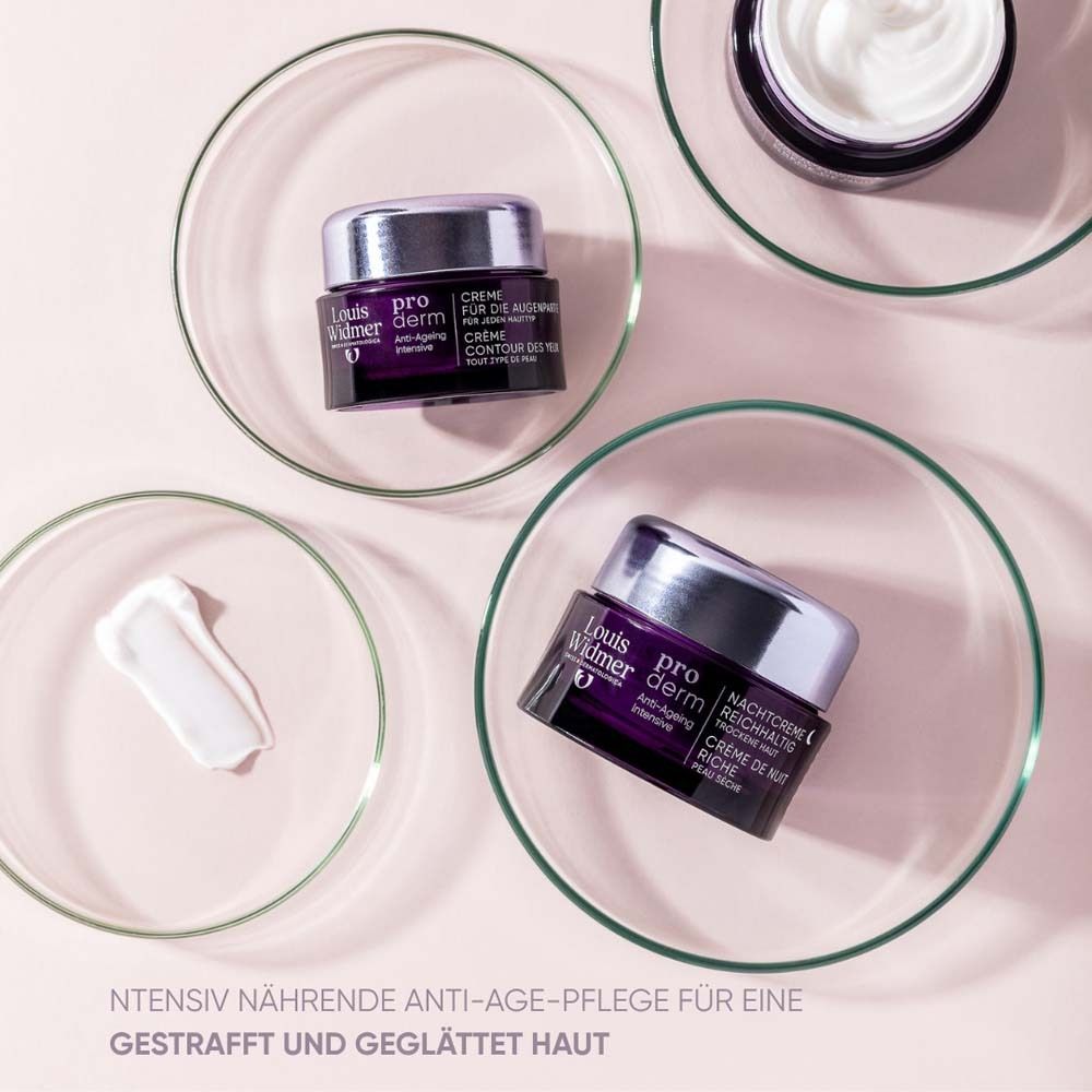 Trois pots de crème dans des récipients en verre. Inscription: Louis Widmer, pro derm. Un échantillon de crème à côté. Fond rose.