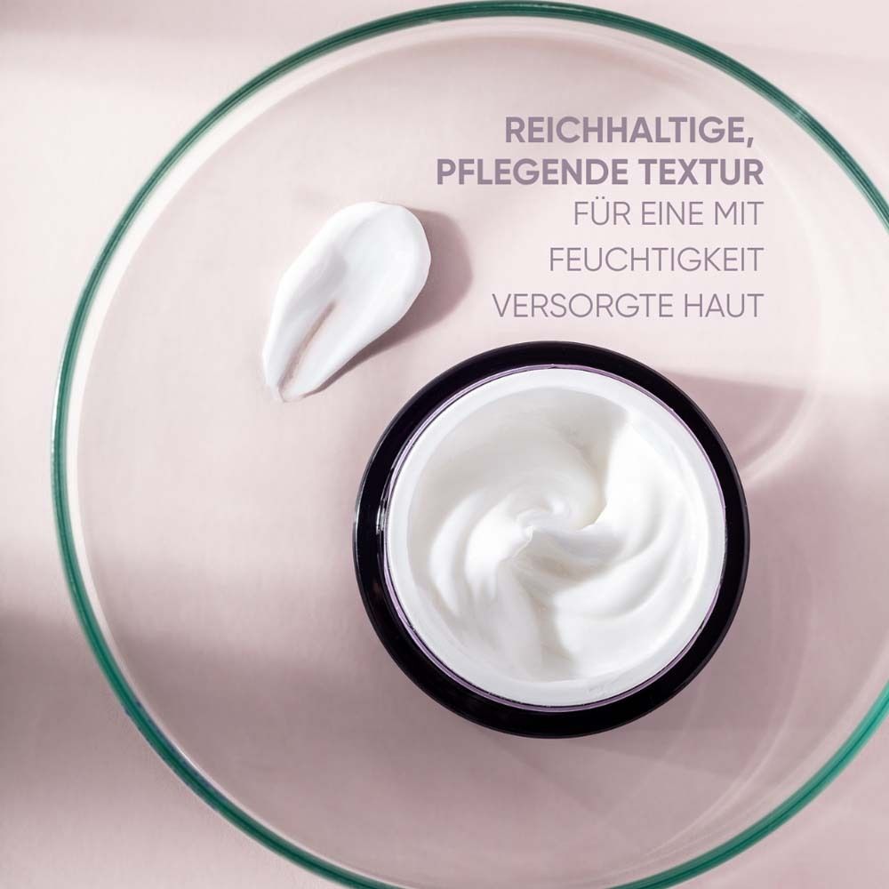 Crème dans un bol en verre. À côté, une noisette de crème.