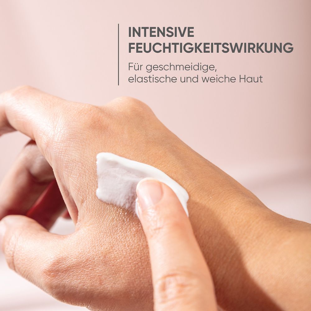 Application de crème sur une main, émulsion de jour hydraderm Louis Widmer.