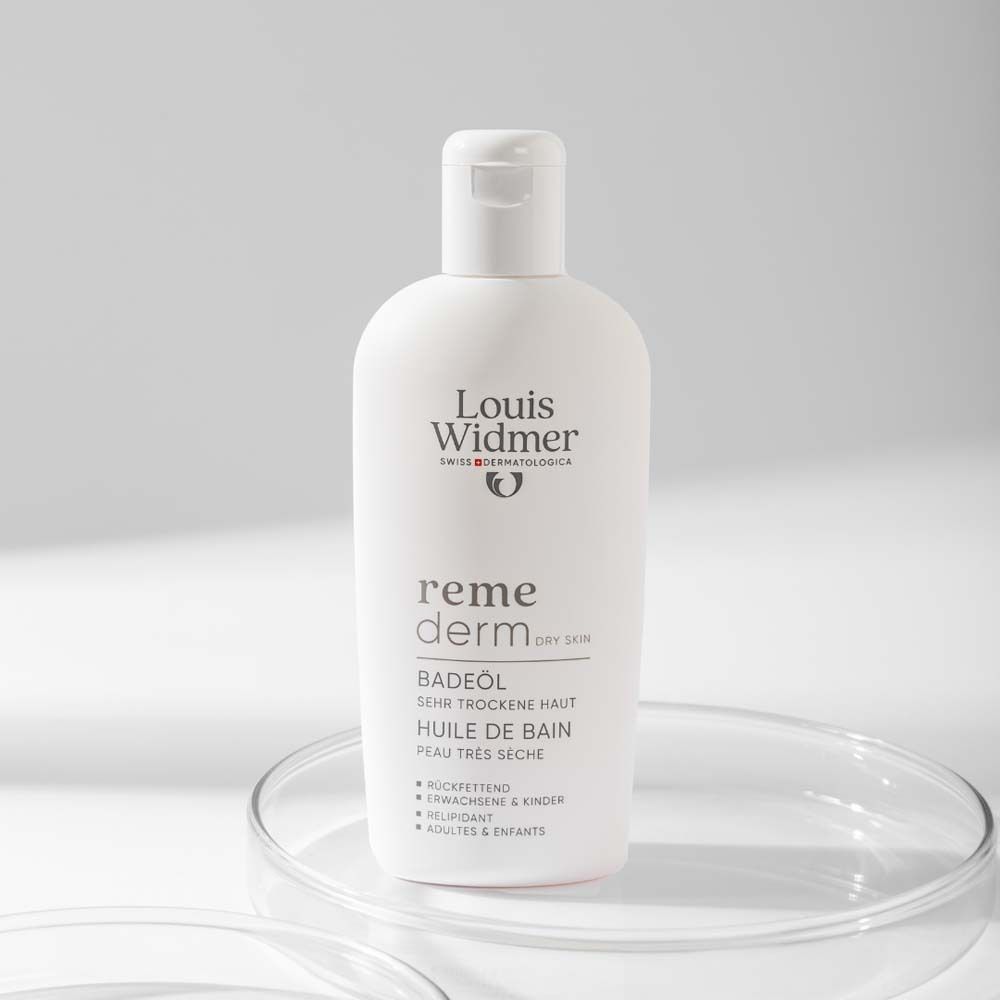Flacon blanc d'huile de bain sur plaque de verre. Texte: Louis Widmer, remederm, huile de bain, peau très sèche.