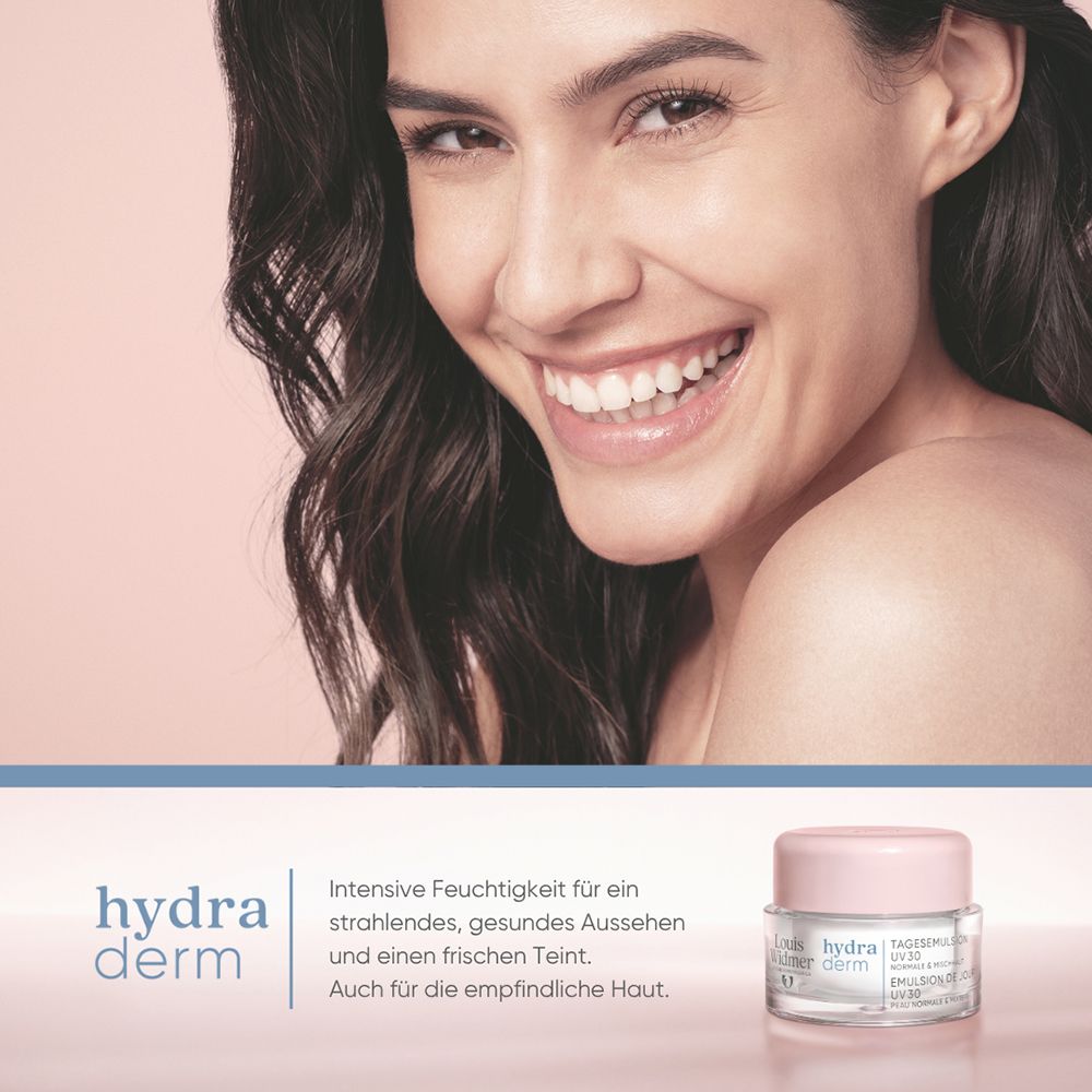 Lächelnde Frau mit strahlender Haut neben Louis Widmer hydra derm Nachtemulsion.