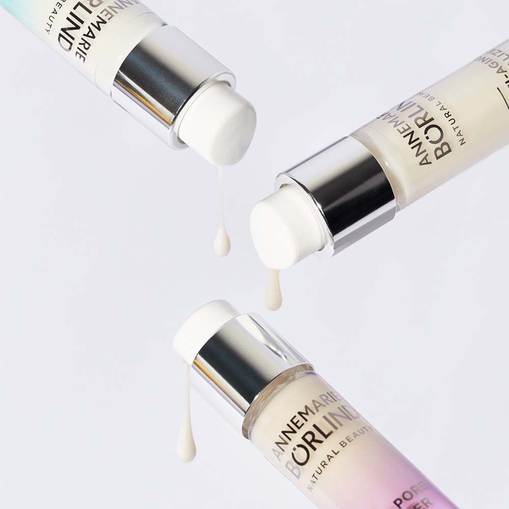Drei Serumflaschen mit Pumpe. Serum tropft aus den Öffnungen.