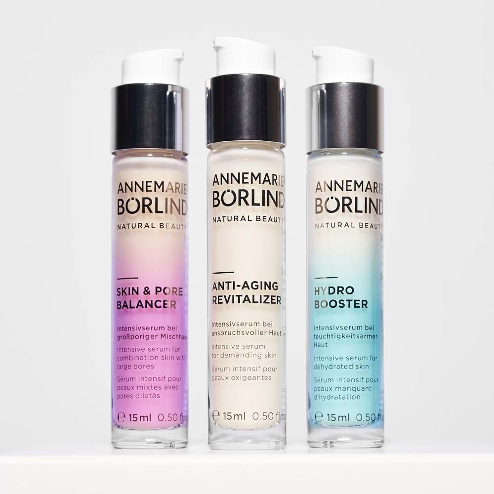 Drei Serumflaschen. Text: ANNEMARIE BÖRLIND. Skin & Pore Balancer, Anti-Aging Revitalizer, Hydro Booster.