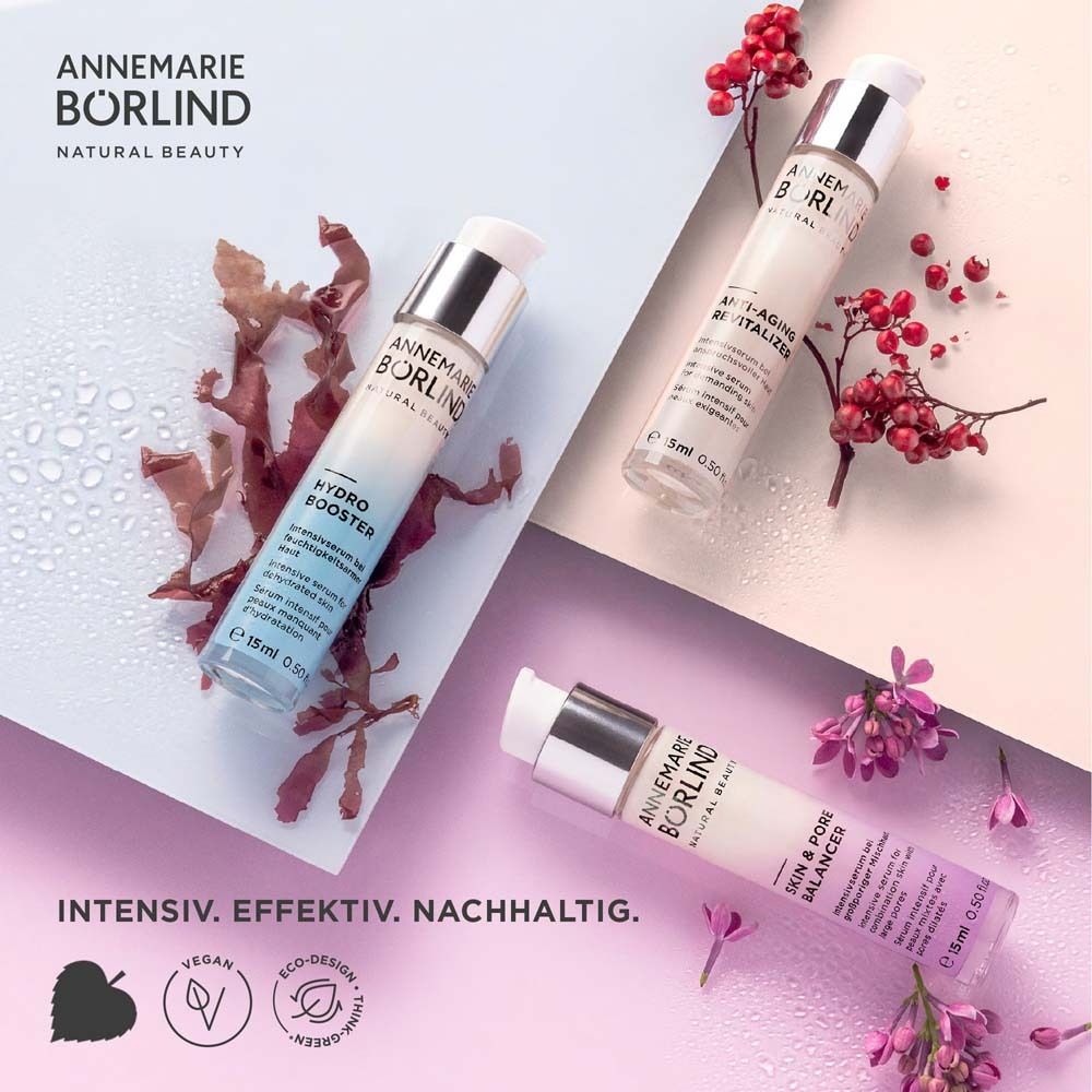 Drei Serumflaschen mit Pumpkopf. Marke: Annemarie Börlind. Aufschrift: Skin & Pore Balancer, Hydro Booster, Anti-Aging Revitalizer.