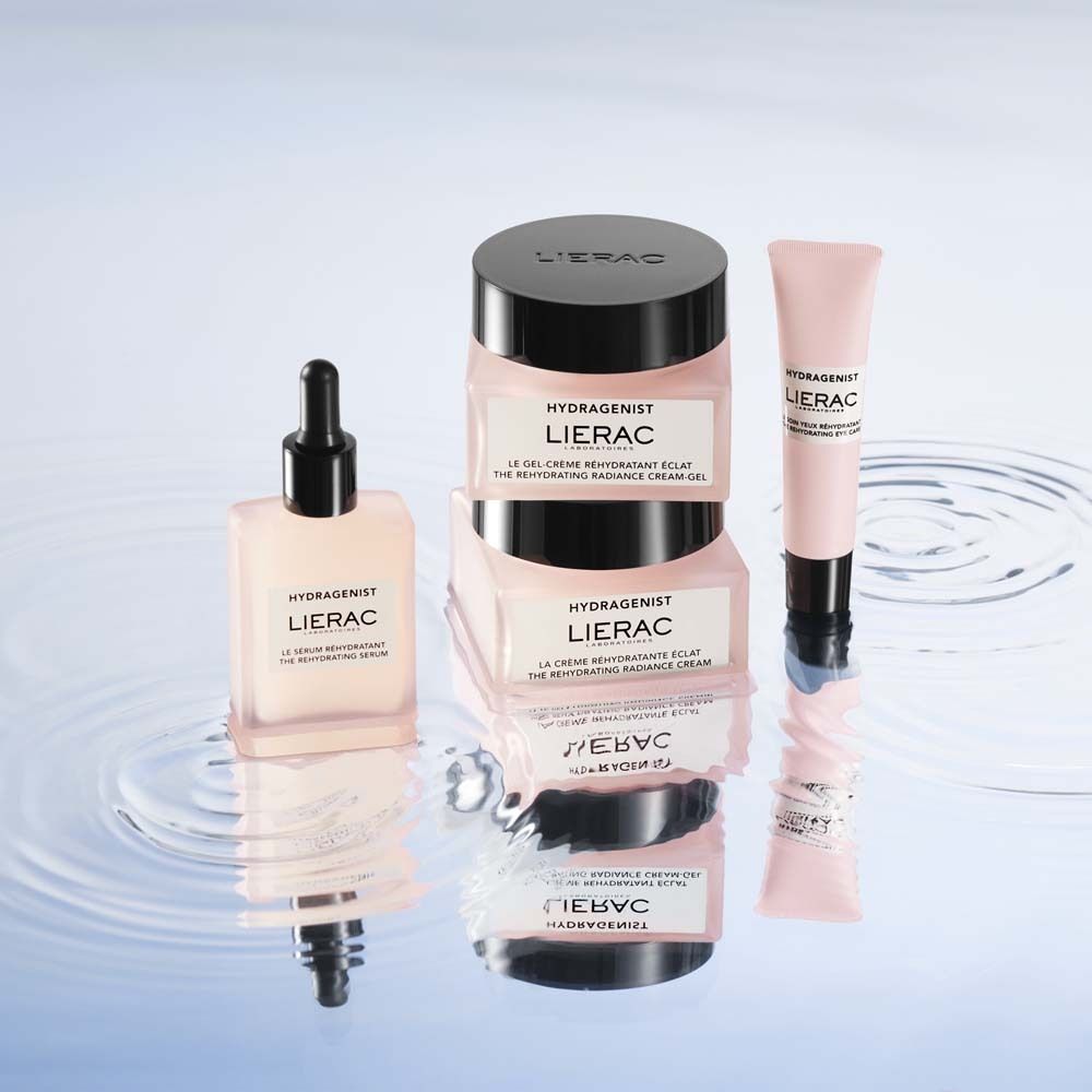 Mehrere Produkte im Wasser. Aufschrift: Hydragenist, LIERAC. Produkte: Serum, Creme, Augencreme. Text: Le soin yeux réhydratant, The rehydrating eye care.