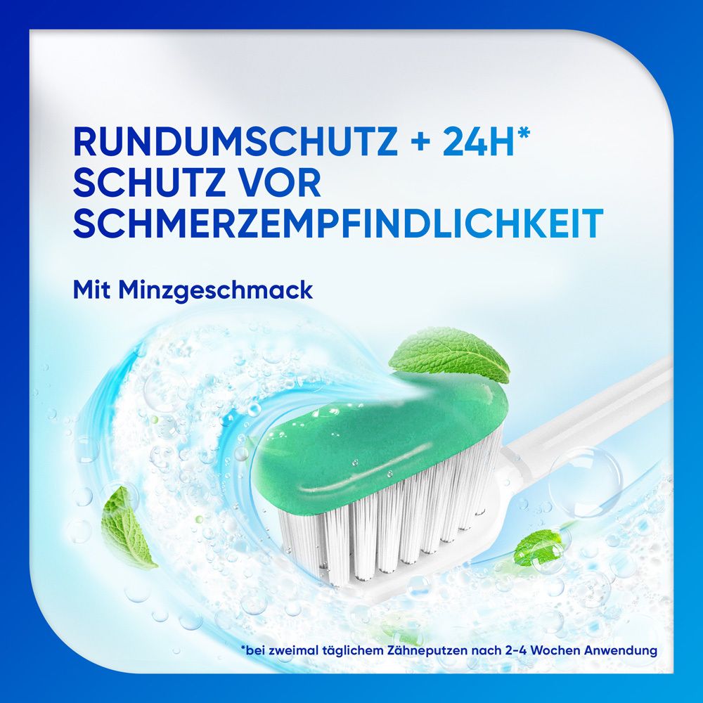 Brosse à dents avec dentifrice. Gel vert. Fond avec eau et feuilles. Texte.