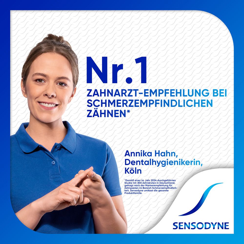 Femme souriante. Texte sur le dentifrice. Fond bleu.