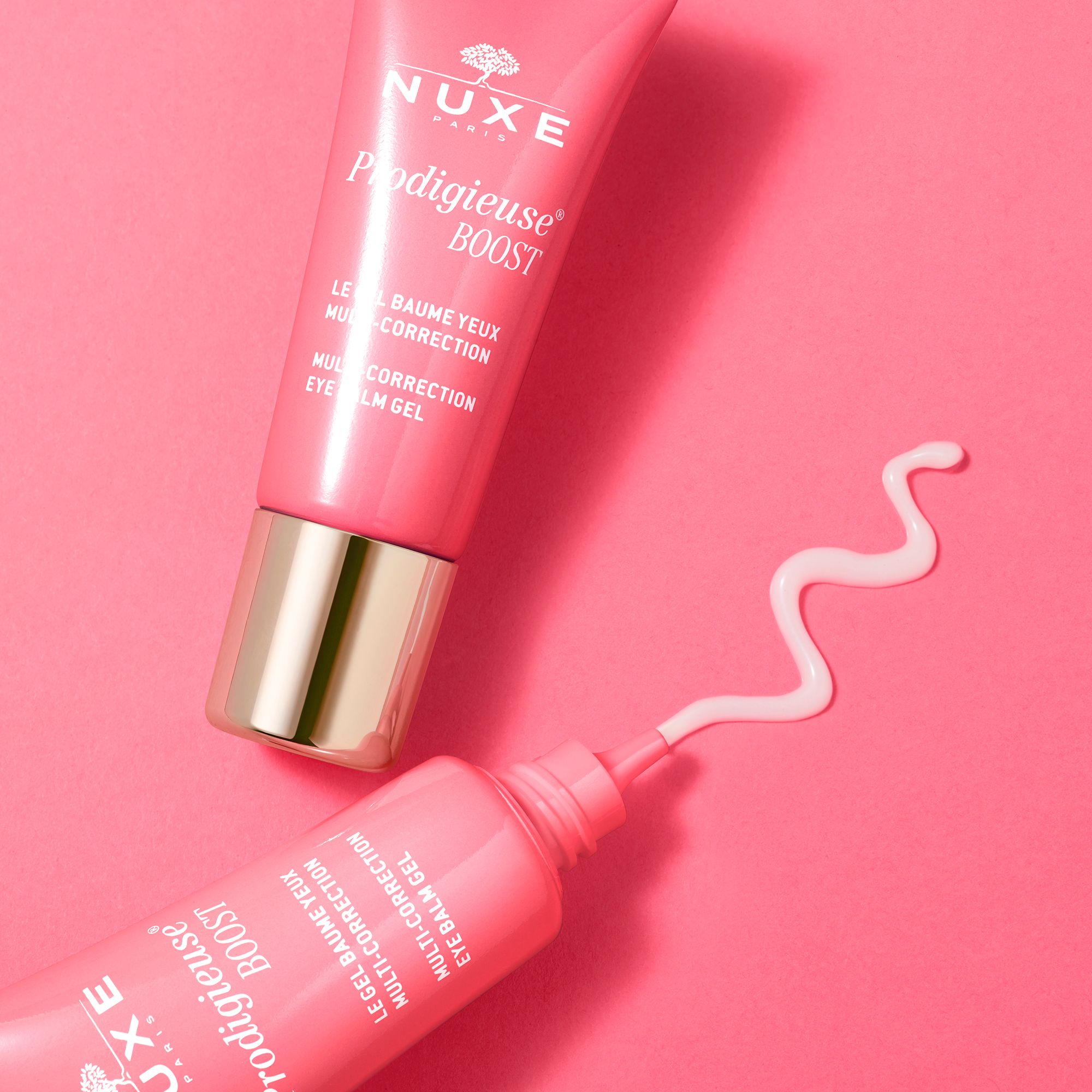Zwei Tuben Augenbalsam auf rosa Untergrund. Aufschrift: NUXE, Prodigieuse Boost.