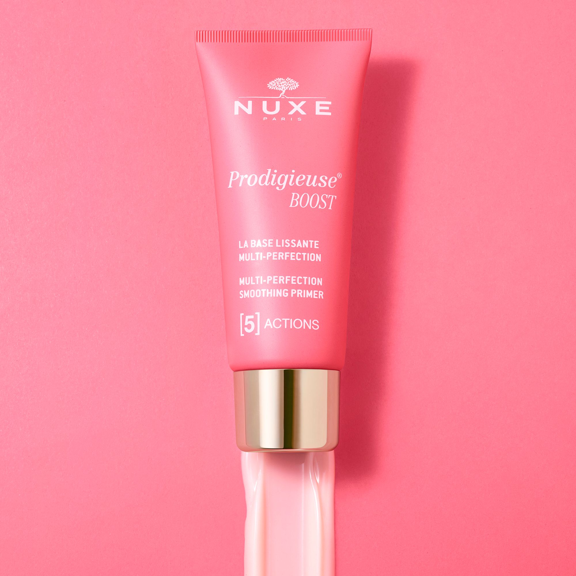 Rosa Tube mit goldener Kappe. Aufschrift: NUXE, Prodigieuse Boost, Smoothing Primer. Enthält 5 Wirkungen.