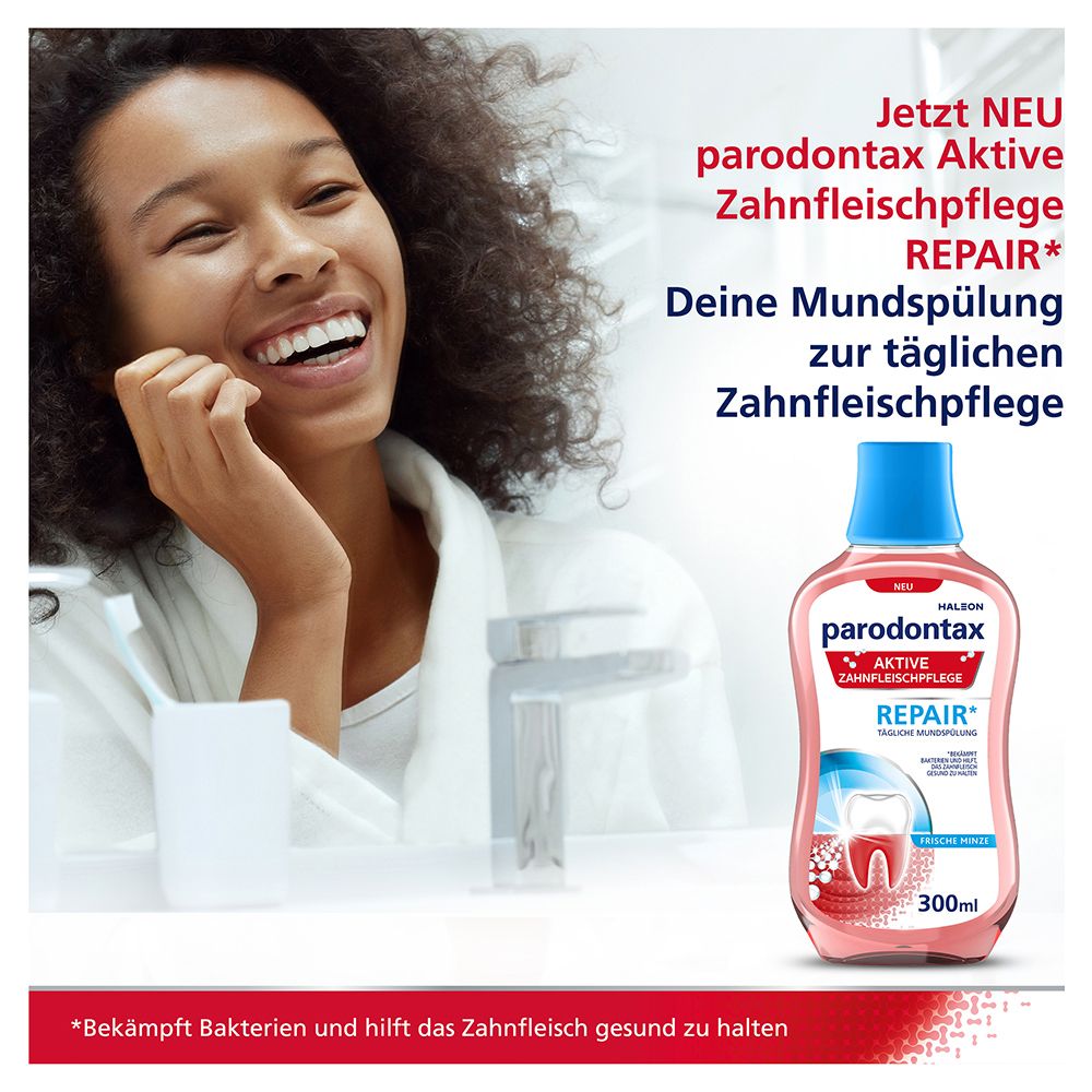 Femme souriante. À côté, bouteille de liquide rose et bouchon bleu. Inscription : parodontax Aktive Zahnfleischpflege REPAIR.
