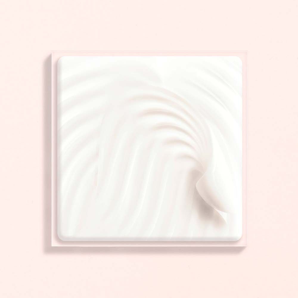 Texture crème blanche en forme carrée. Fond rose.
