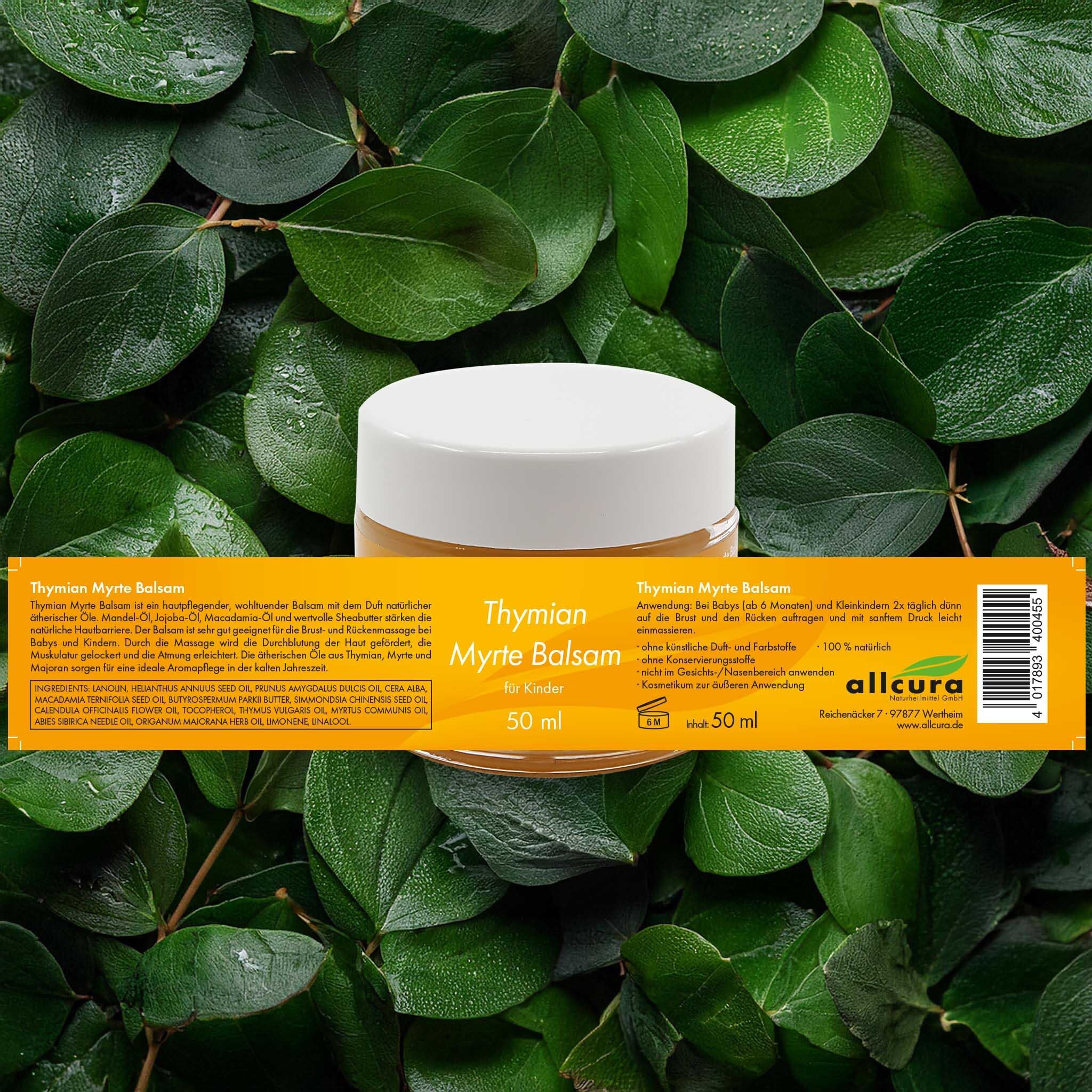Pot en verre avec couvercle blanc. Inscription : Thymian Myrte Balsam für Kinder. 50 ml. Sur étiquette jaune. Entouré de feuilles vertes.