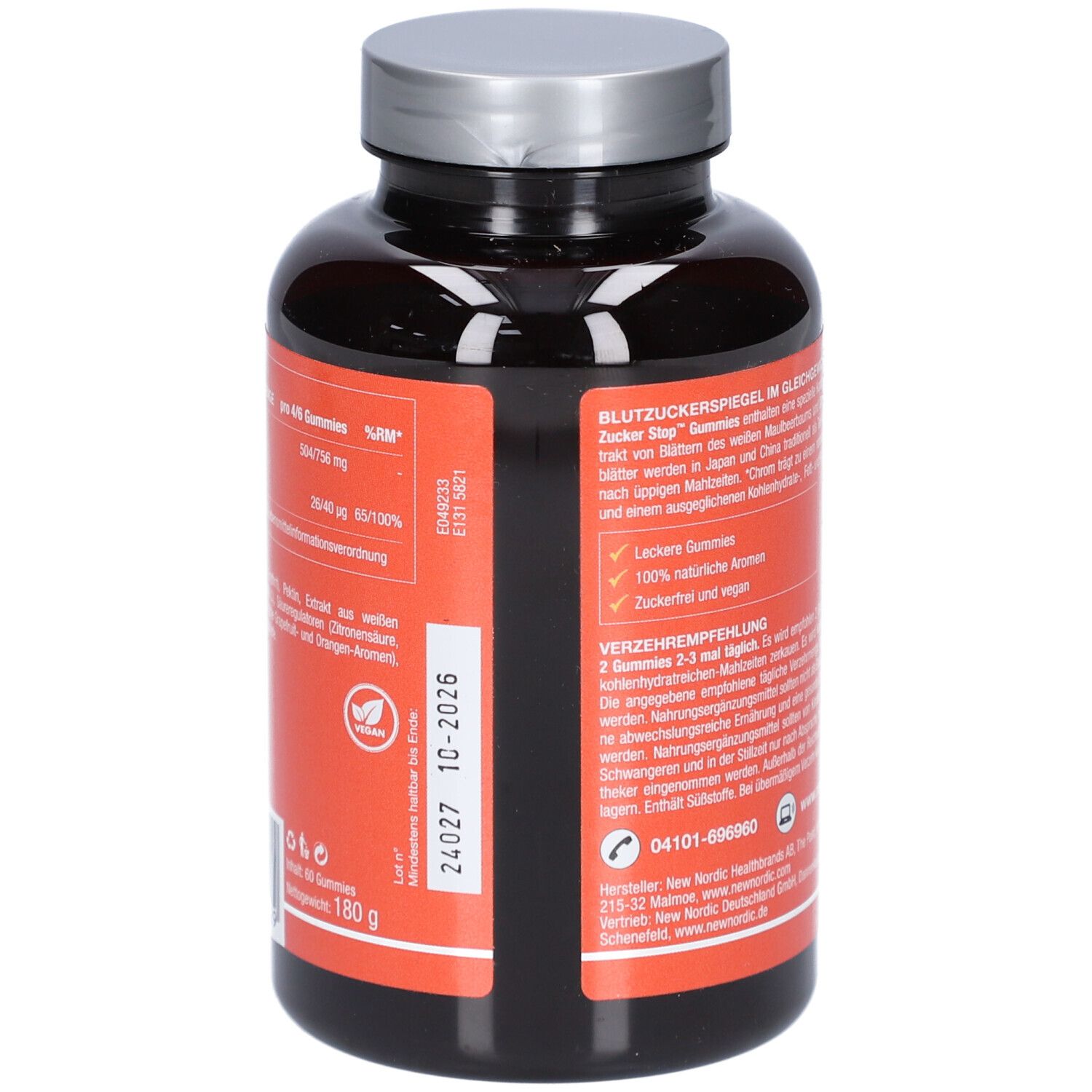 Dos d'une bouteille en plastique marron avec couvercle argenté. Autocollant rouge avec informations sur le produit, numéro de lot et sceau végétalien. Texte en allemand.