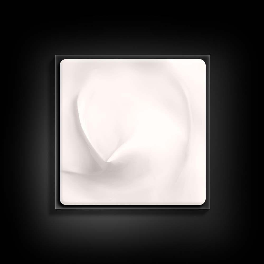 Quadratische Creme auf schwarzem Hintergrund. Die Creme ist weiß und hat eine wellige Oberfläche.