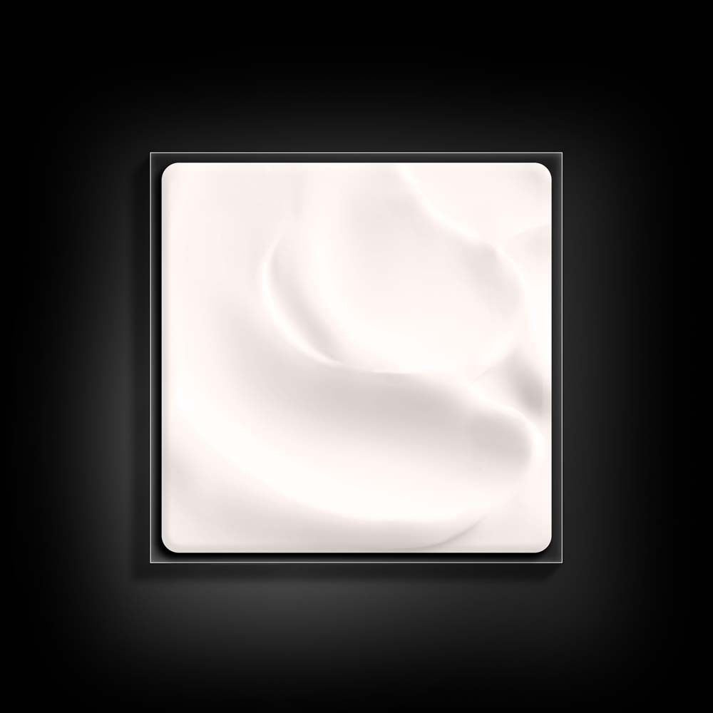 Crème dans un pot carré. Surface blanche et lisse.