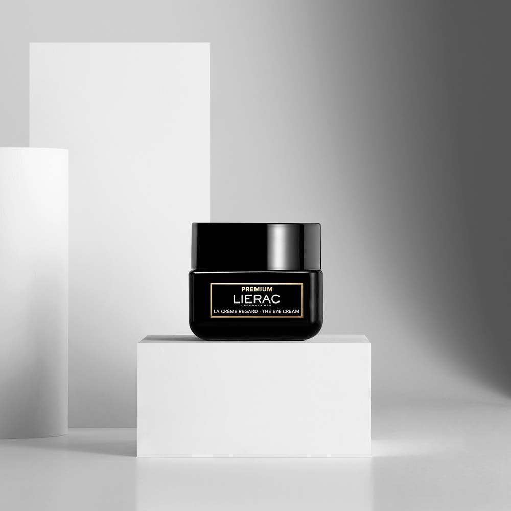 Pot noir sur socle blanc. Inscription : LIERAC LA CRÈME REGARD - THE EYE CREAM.