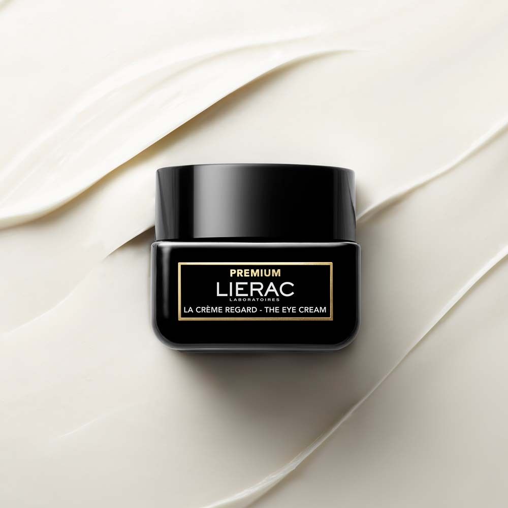 Schwarzes Glas mit goldenem Etikett: LIERAC PREMIUM Augencreme, auf weißem Hintergrund.