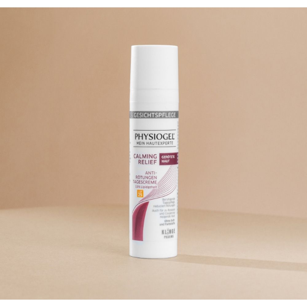 Weiße Tube Physiogel Calming Relief Anti-Rötungen Tagescreme LSF25. Gesichtspflege. Auf beigem Hintergrund.