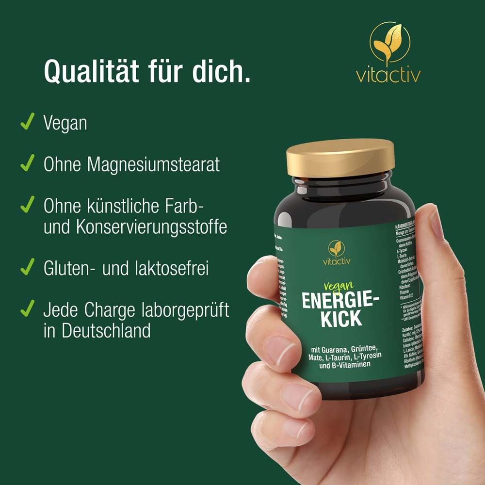 Main tenant un flacon de Vegan ENERGIE-KICK. Texte : Vegan, sans stéarate de magnésium, sans colorants et conservateurs artificiels, sans gluten et sans lactose.