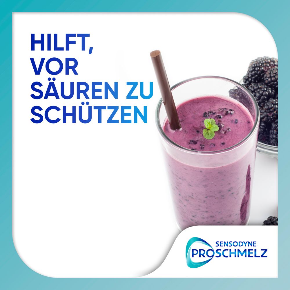 Glas mit Smoothie und Strohhalm. Text: Hilft, vor Säuren zu schützen. Logo Sensodyne ProSchmelz.